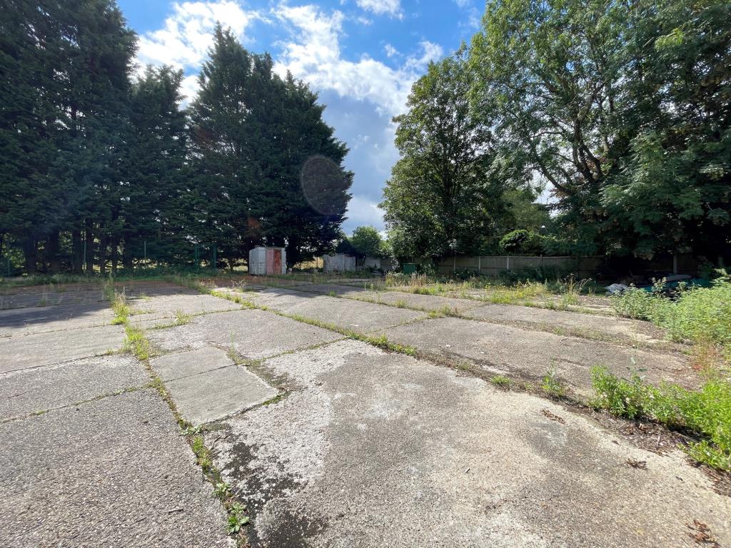 Lot: 133 - COMMERCIAL PROPERTY AND YARD WITH PLANNING - Alternative view across the yard front to back